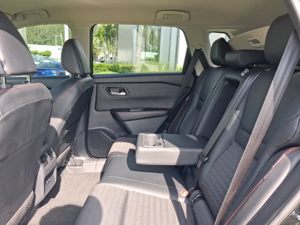Used 2025 Nissan Rogue SV AWD/4WD image 7