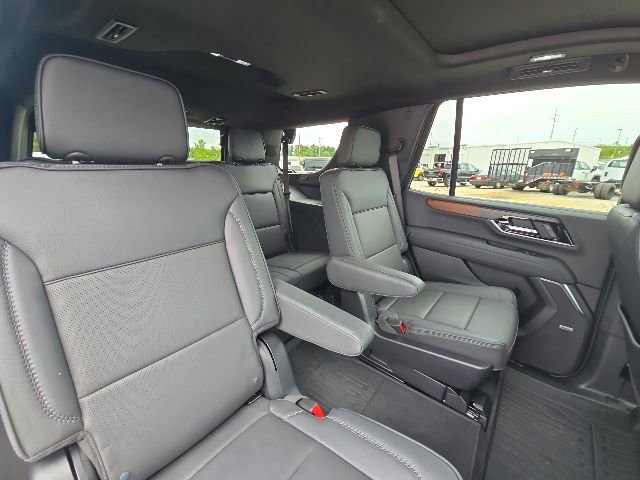 Used 2025 GMC Yukon Denali w/ Sun & Power Step Package AWD/4WD image 17