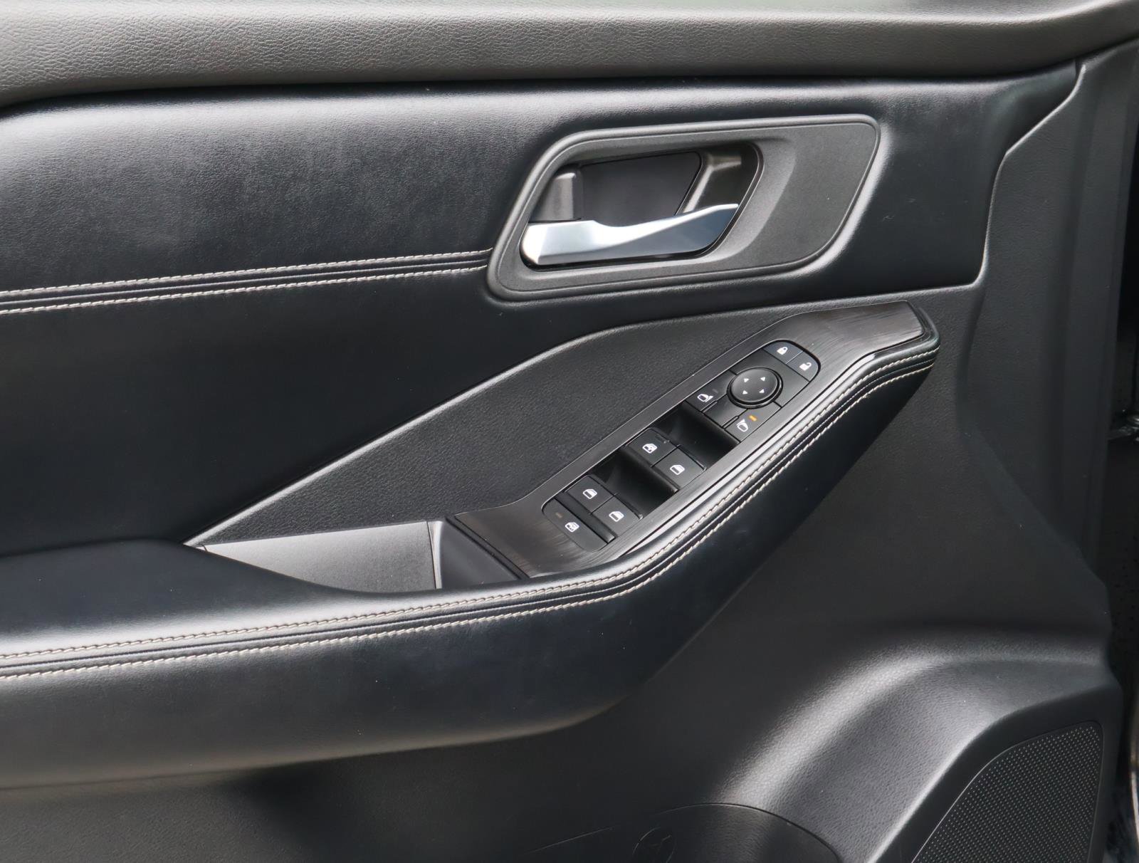 Used 2025 Nissan Rogue SV w/ SV Premium Package image 16