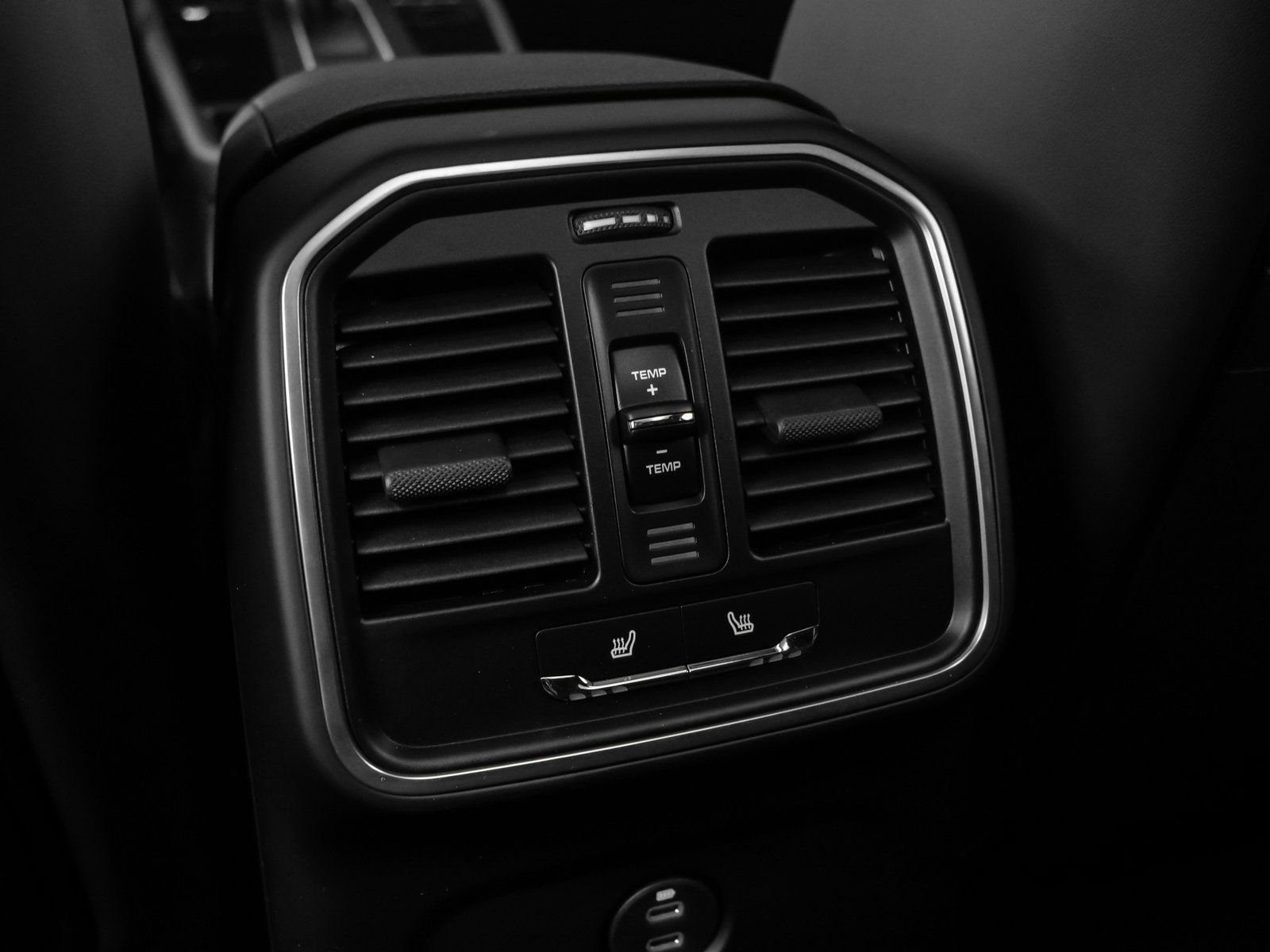 Certified 2025 Porsche Macan image 37