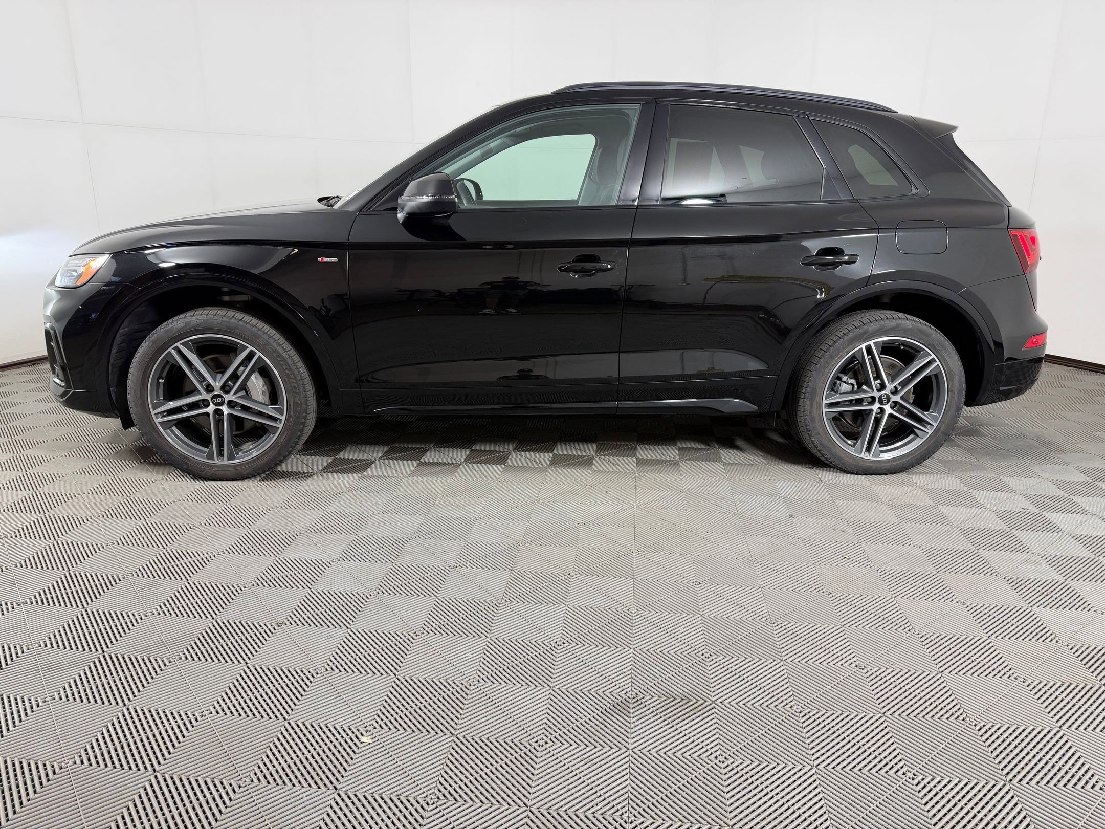 Certified 2022 Audi Q5 e Premium Plus w/ Premium Plus Package AWD/4WD image 2