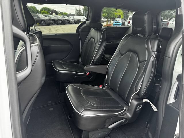 Certified 2025 Chrysler Pacifica Limited FWD image 19