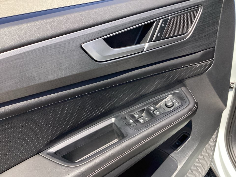 Certified 2026 Volkswagen Atlas Cross Sport SE w/ Panoramic Sunroof Package FWD image 32