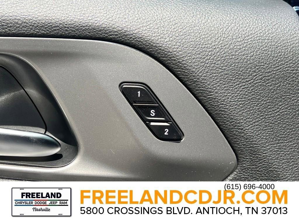 New 2025 Chrysler Pacifica Select FWD image 17