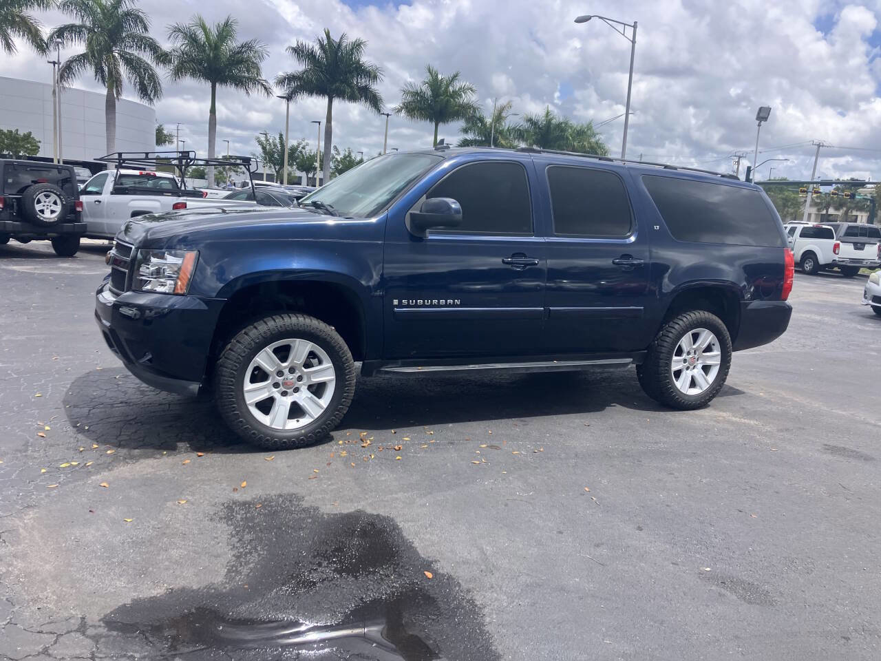 Used 2007 Chevrolet Suburban LT w/ LT Preferred Equipment Group image 2