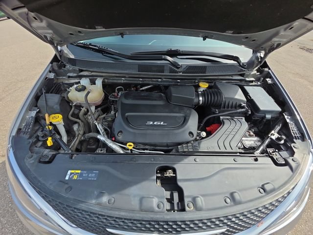 Used 2018 Chrysler Pacifica Touring-L Plus FWD image 28