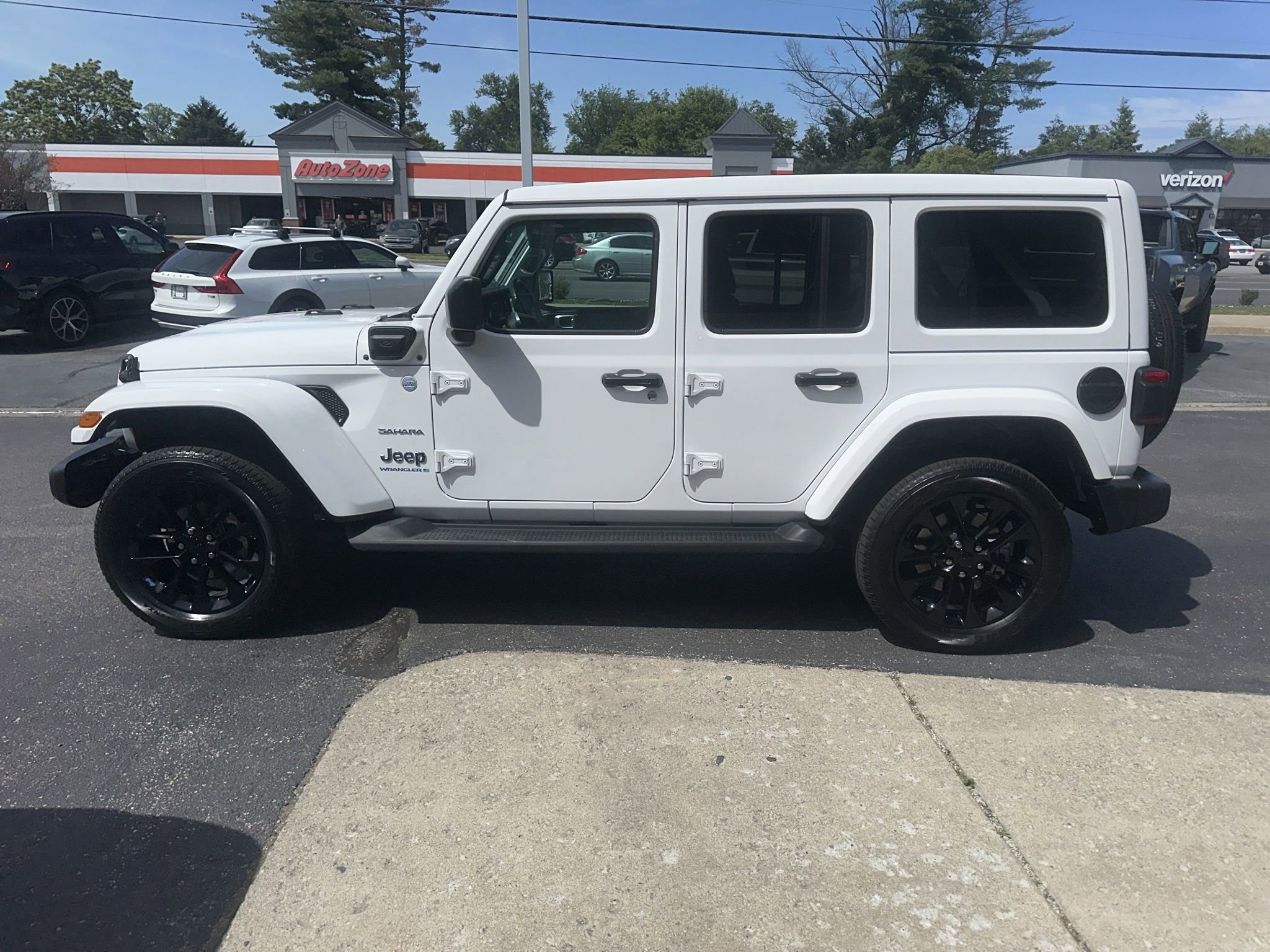 Used 2023 Jeep Wrangler Unlimited Sahara w/ Cold Weather Group AWD/4WD image 5