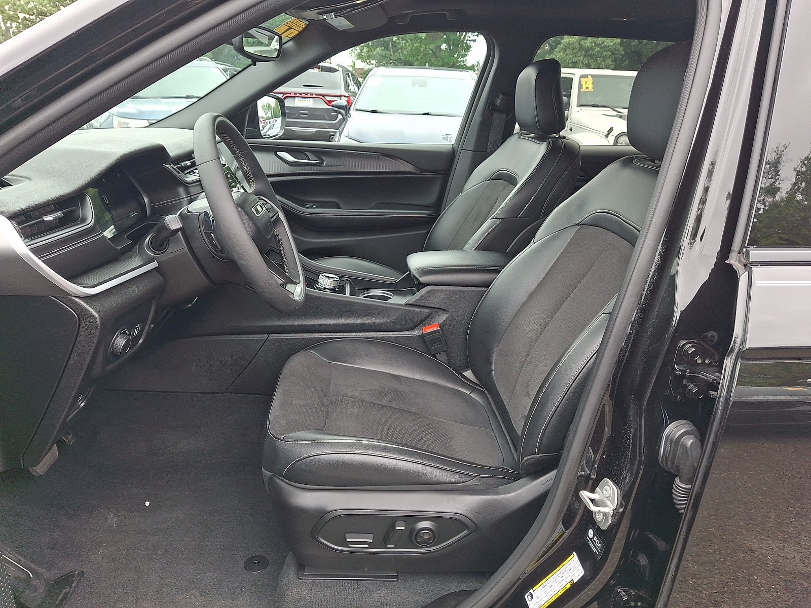 Used 2024 Jeep Grand Cherokee L Altitude AWD/4WD image 14
