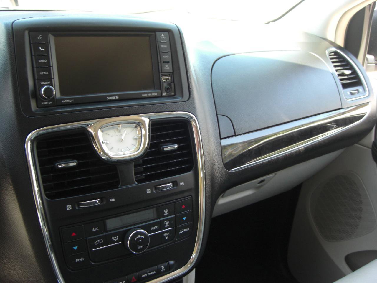 Used 2013 Chrysler Town & Country Touring FWD image 7
