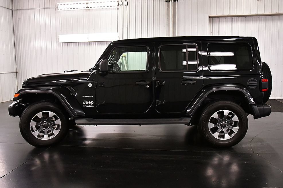 Used 2022 Jeep Wrangler Unlimited Sahara w/ LED Lighting Group AWD/4WD image 4
