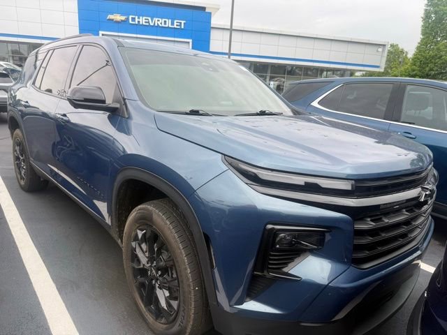 Used 2025 Chevrolet Traverse LT w/ Midnight/Sport Edition AWD/4WD image 2