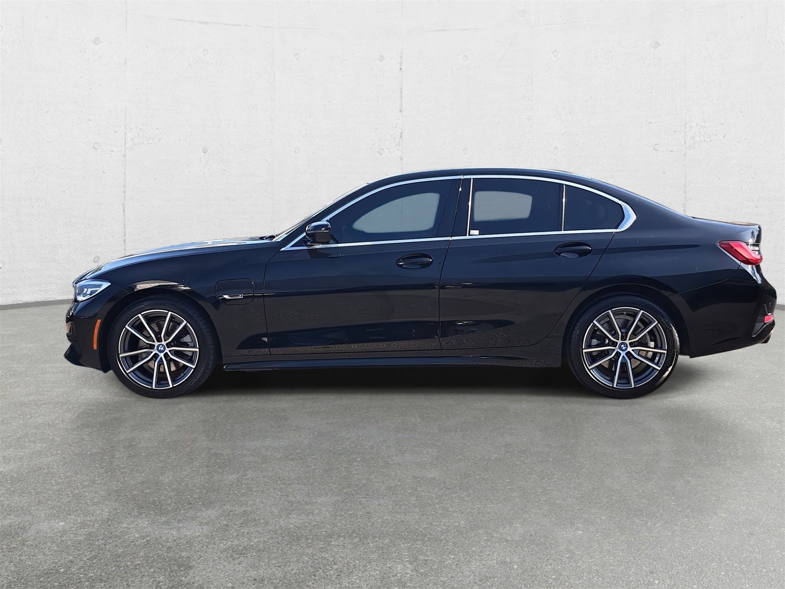 Used 2022 BMW 330e xDrive w/ Driving Assistance Package image 8
