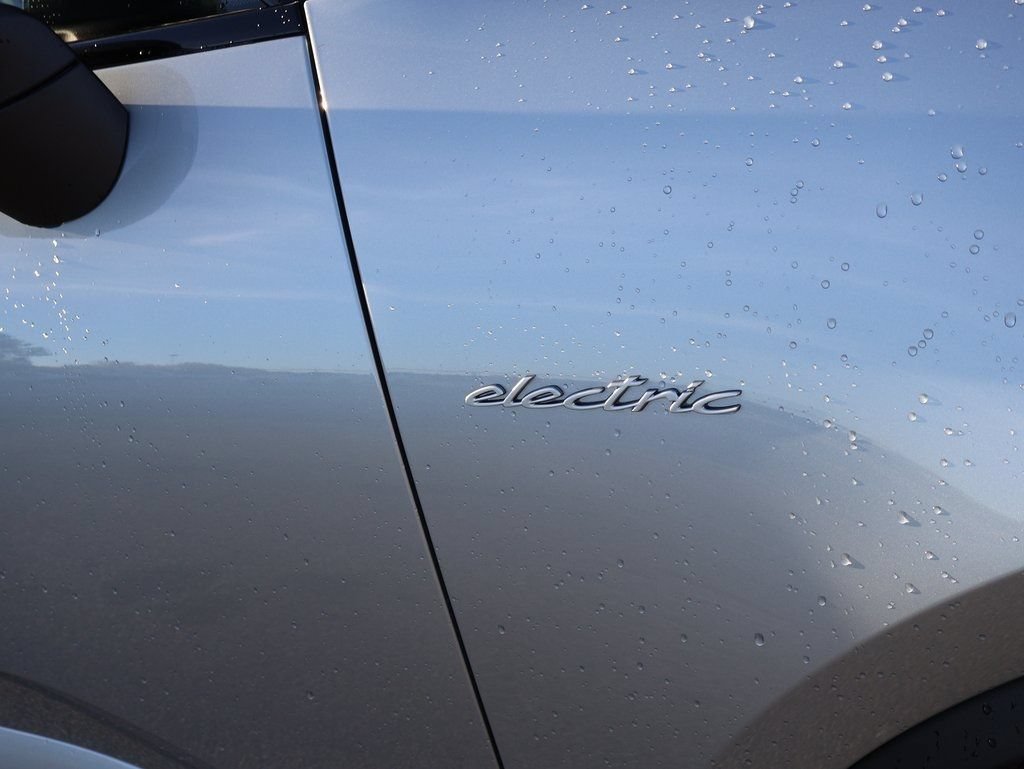 Certified 2025 Porsche Macan 4S Electric AWD/4WD image 15
