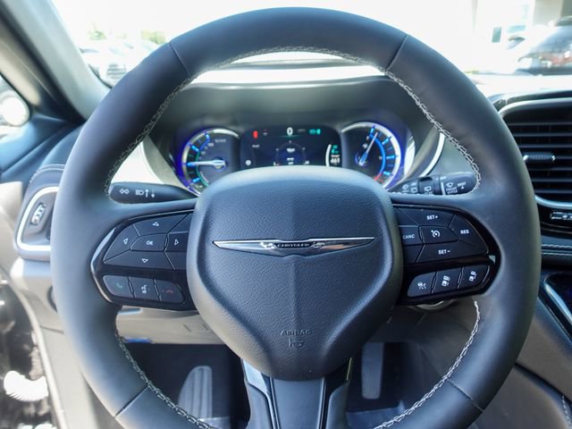 Used 2023 Chrysler Pacifica Limited w/ Uconnect Theater Family Group FWD image 12