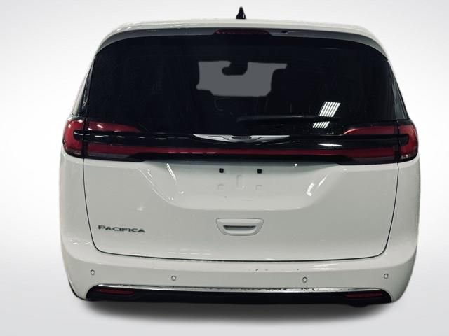 Used 2024 Chrysler Pacifica Touring-L image 7