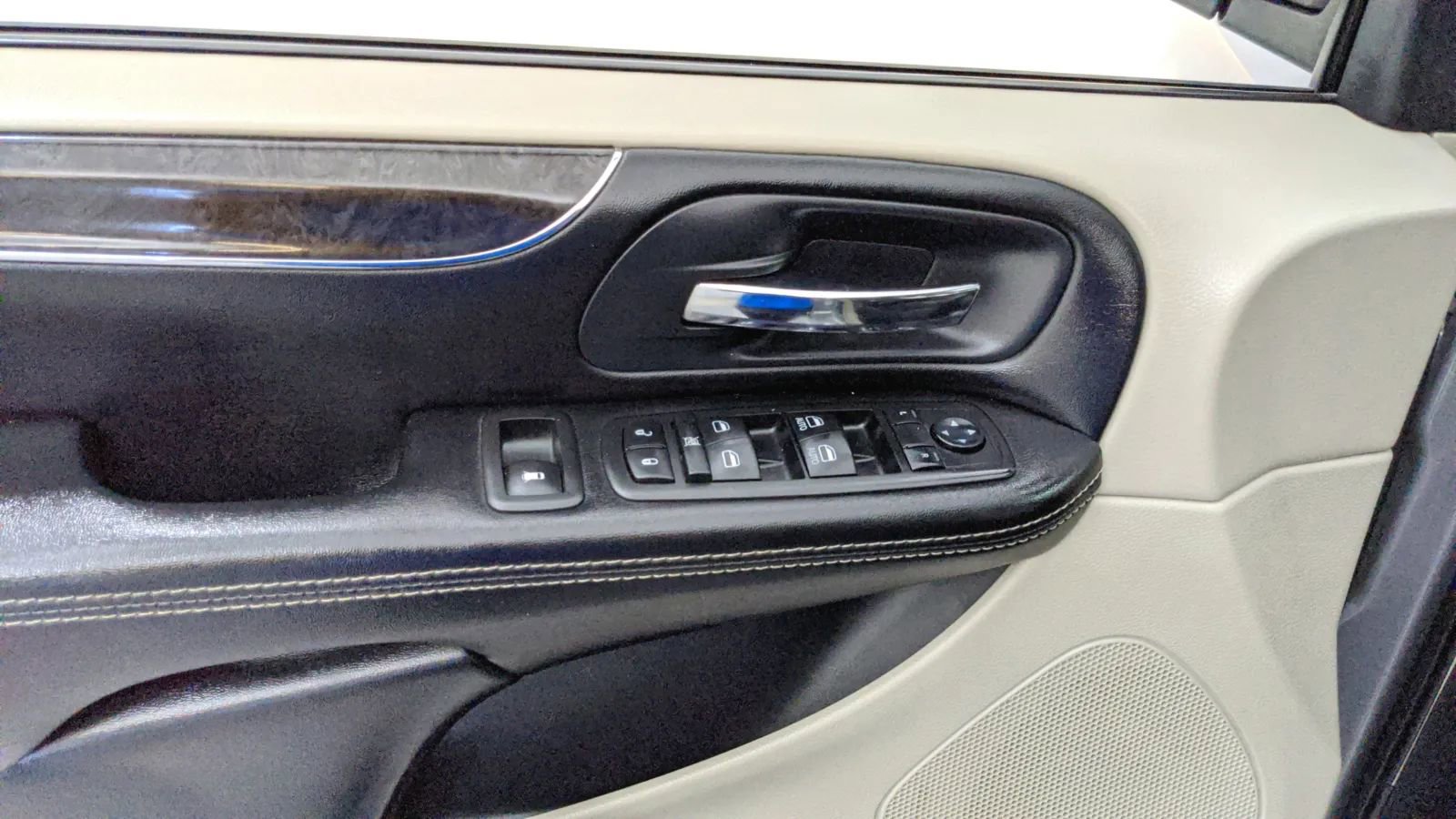 Used 2014 Chrysler Town & Country Touring image 22