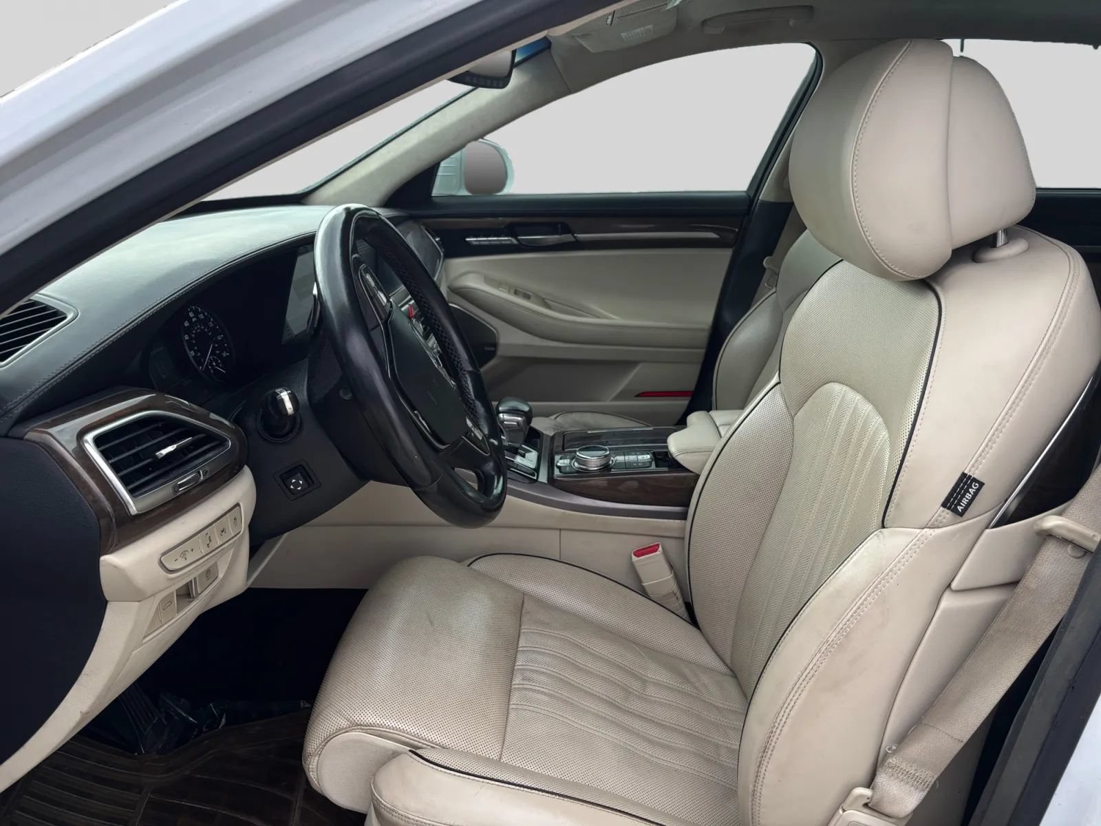 Used 2018 Genesis G90 3.3T Premium RWD image 10
