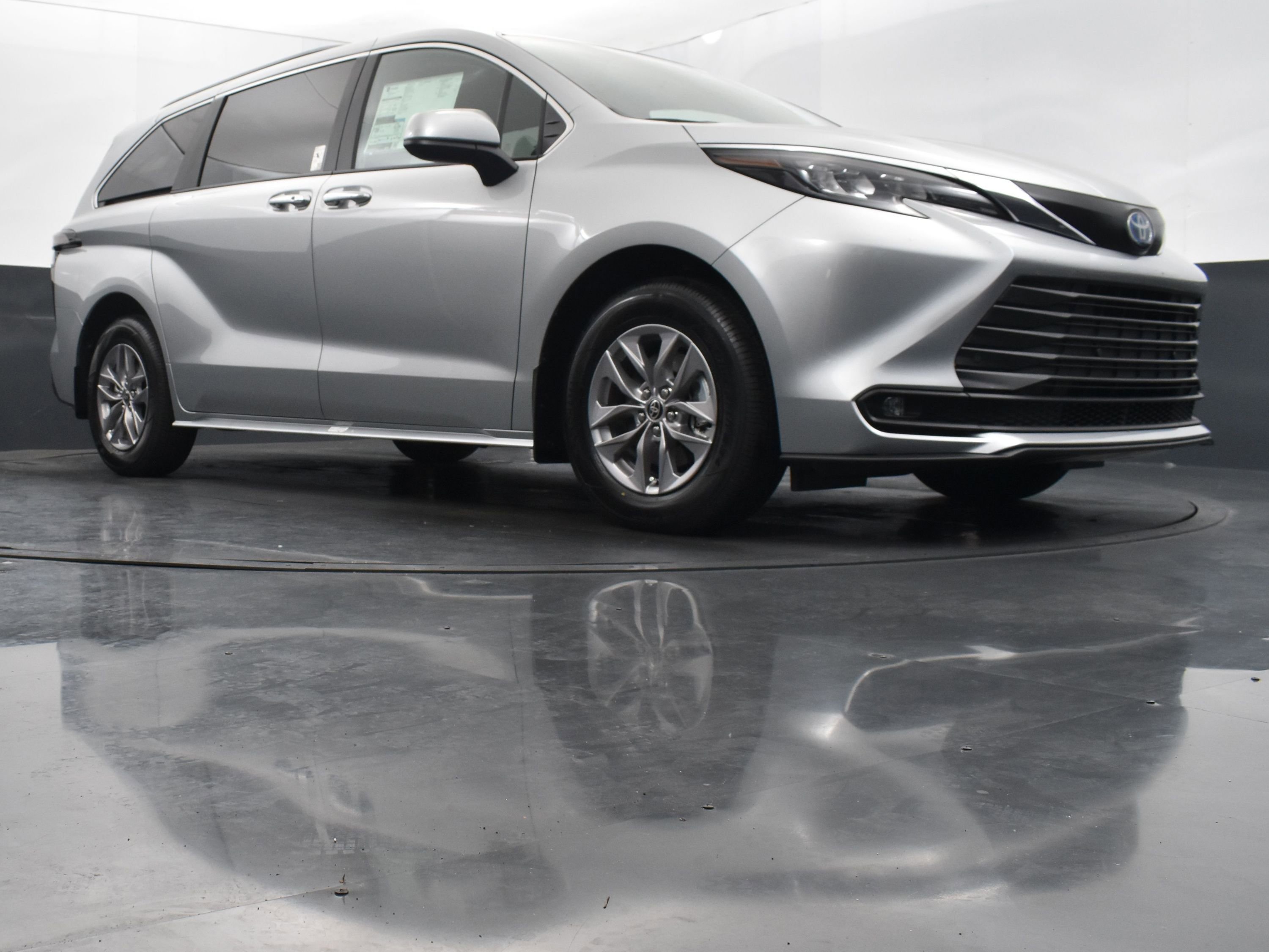 Used 2025 Toyota Sienna XLE FWD image 42