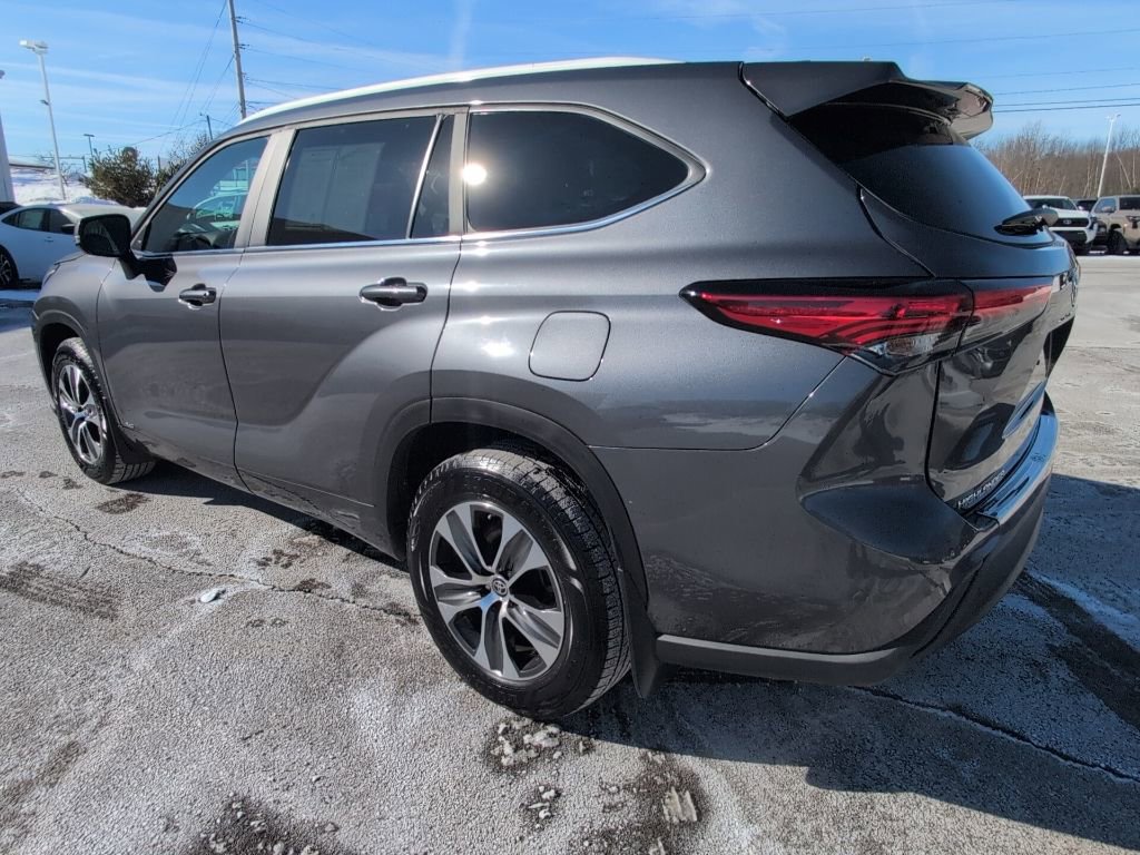 Used 2023 Toyota Highlander XLE image 4