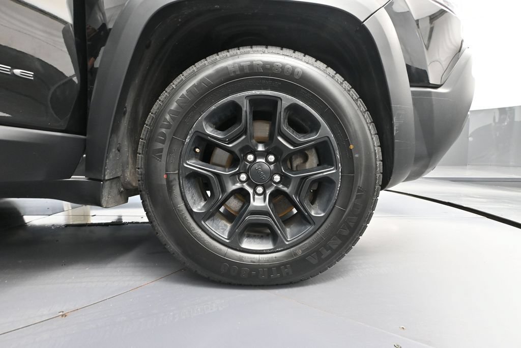 Used 2019 Jeep Cherokee Trailhawk w/ Cold Weather Group AWD/4WD image 16