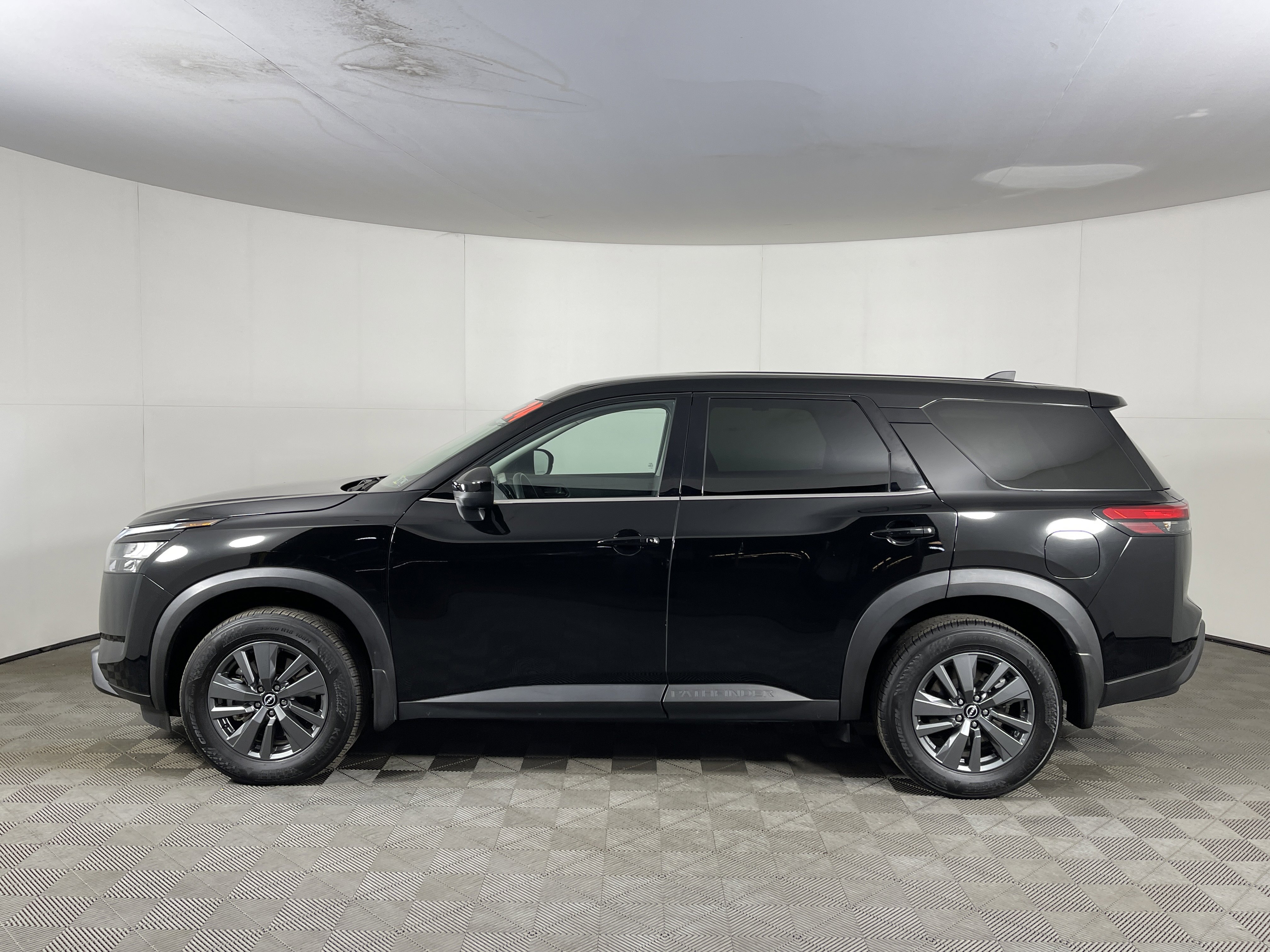 Used 2024 Nissan Pathfinder S image 3