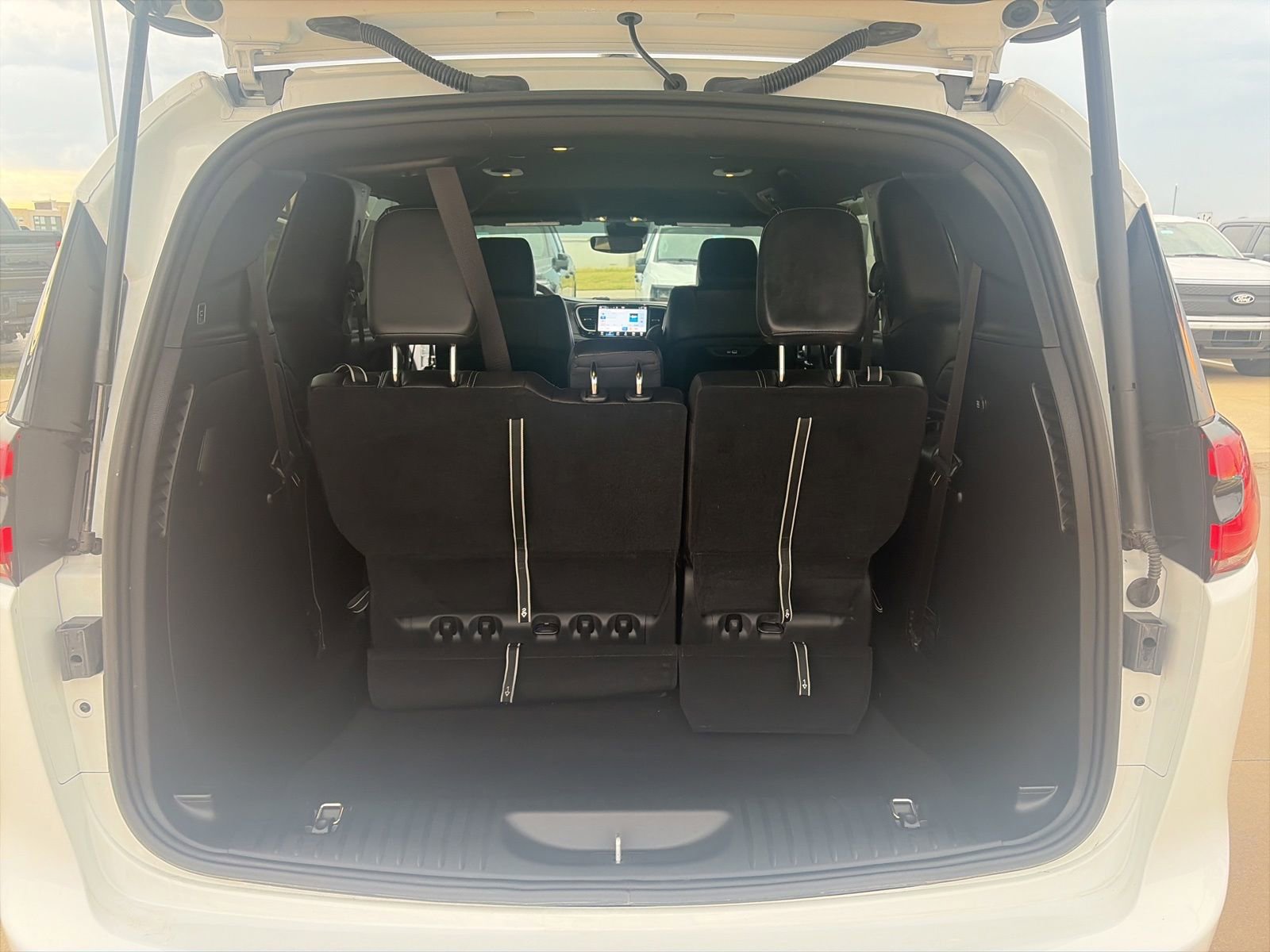 Used 2025 Chrysler Pacifica Select FWD image 23