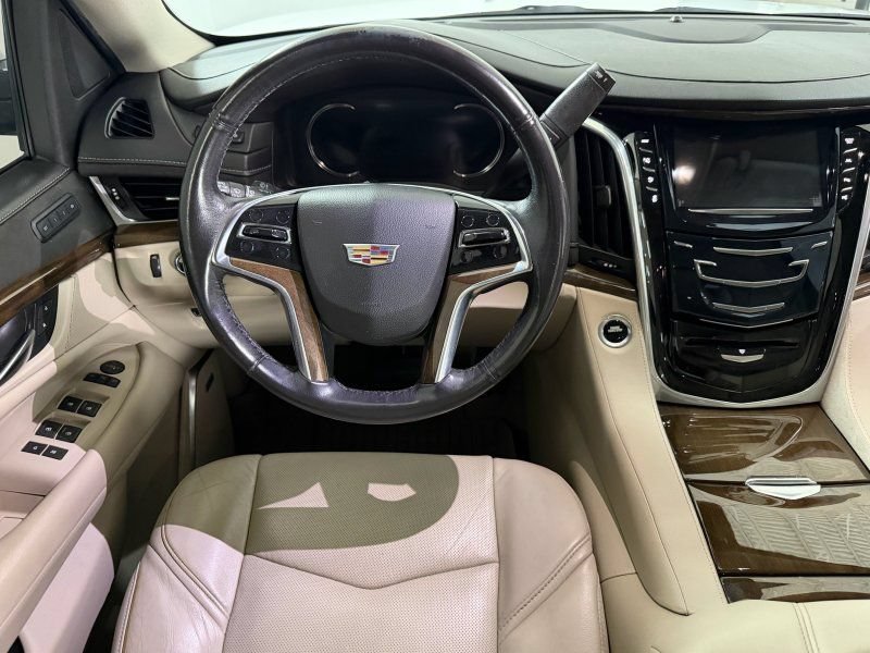 Used 2020 Cadillac Escalade Premium Luxury AWD/4WD image 23
