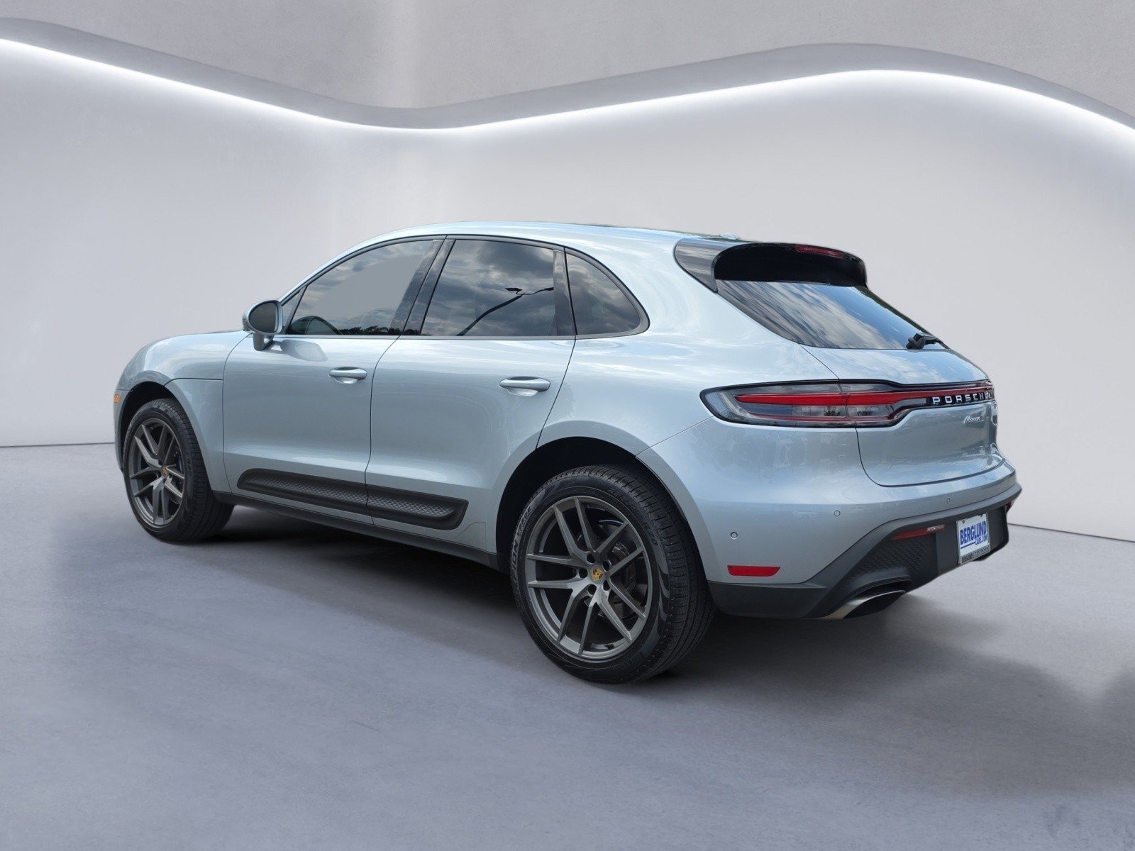 Used 2023 Porsche Macan Turbo AWD/4WD image 5