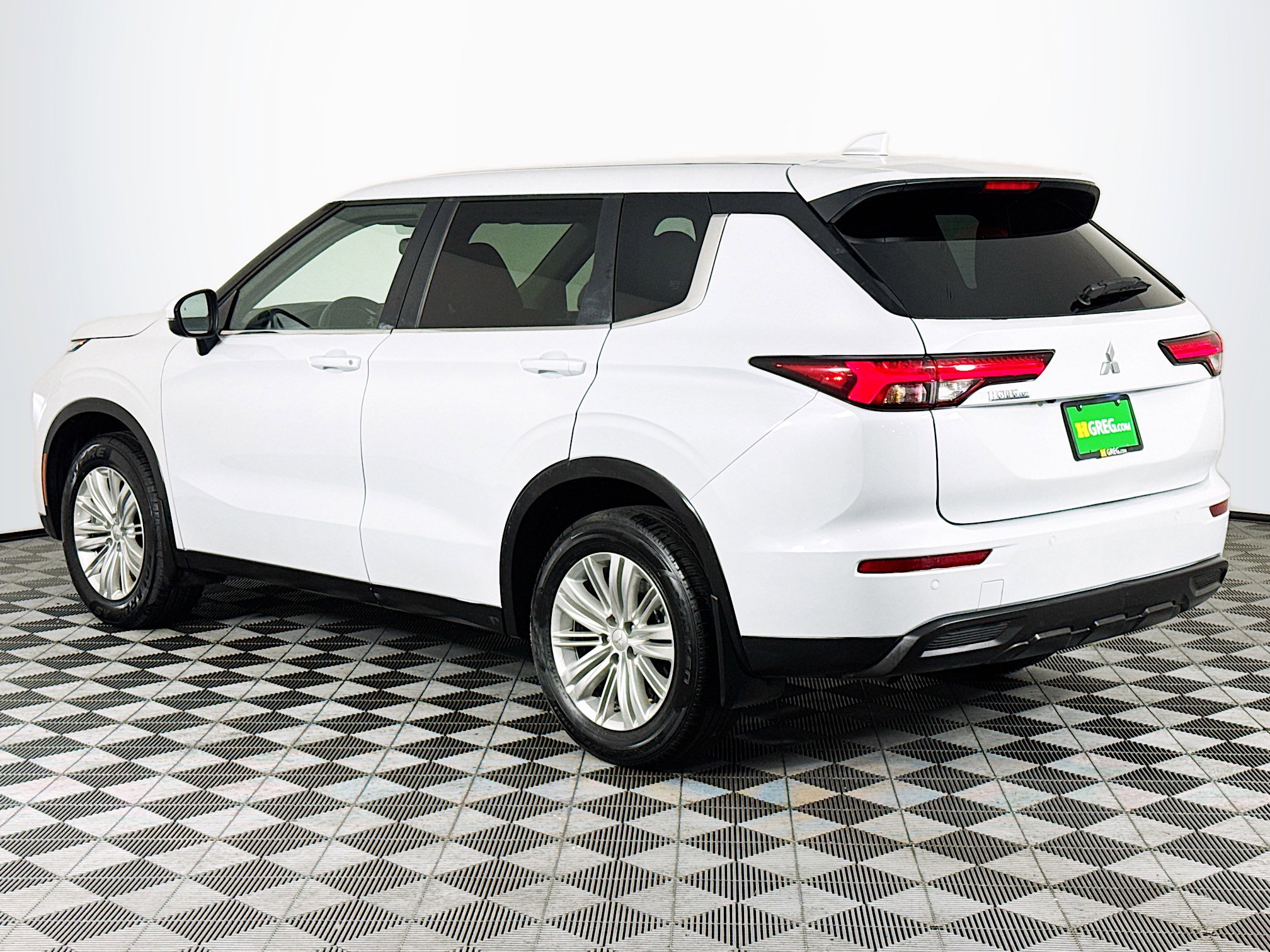 Used 2024 Mitsubishi Outlander ES image 6