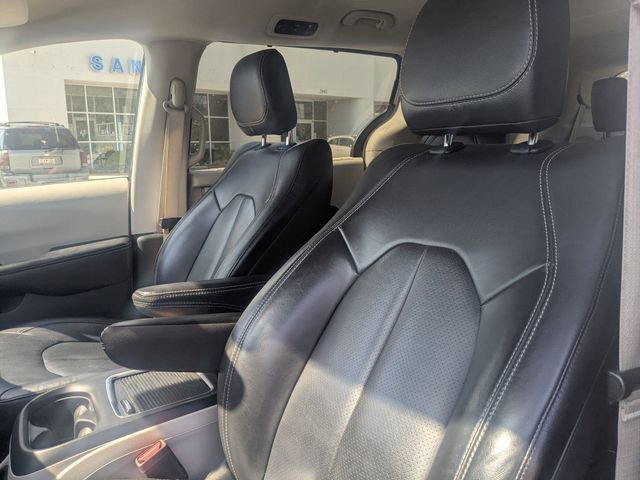 Used 2022 Chrysler Pacifica Touring-L image 14