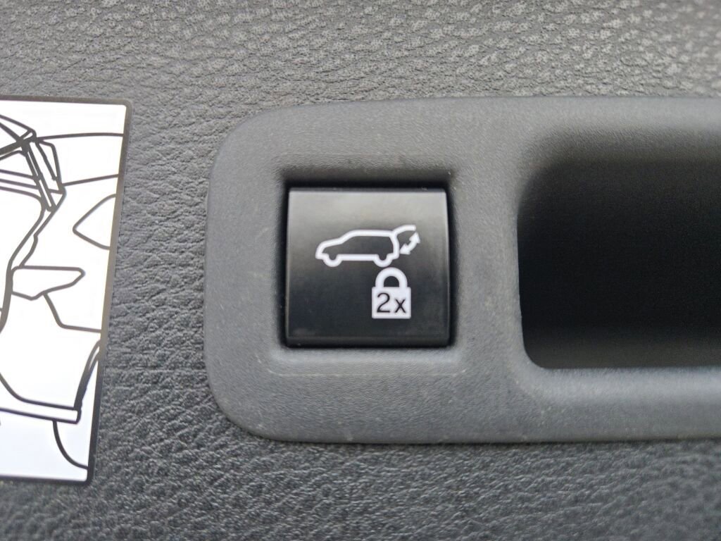 Used 2023 Toyota Sienna XLE image 19