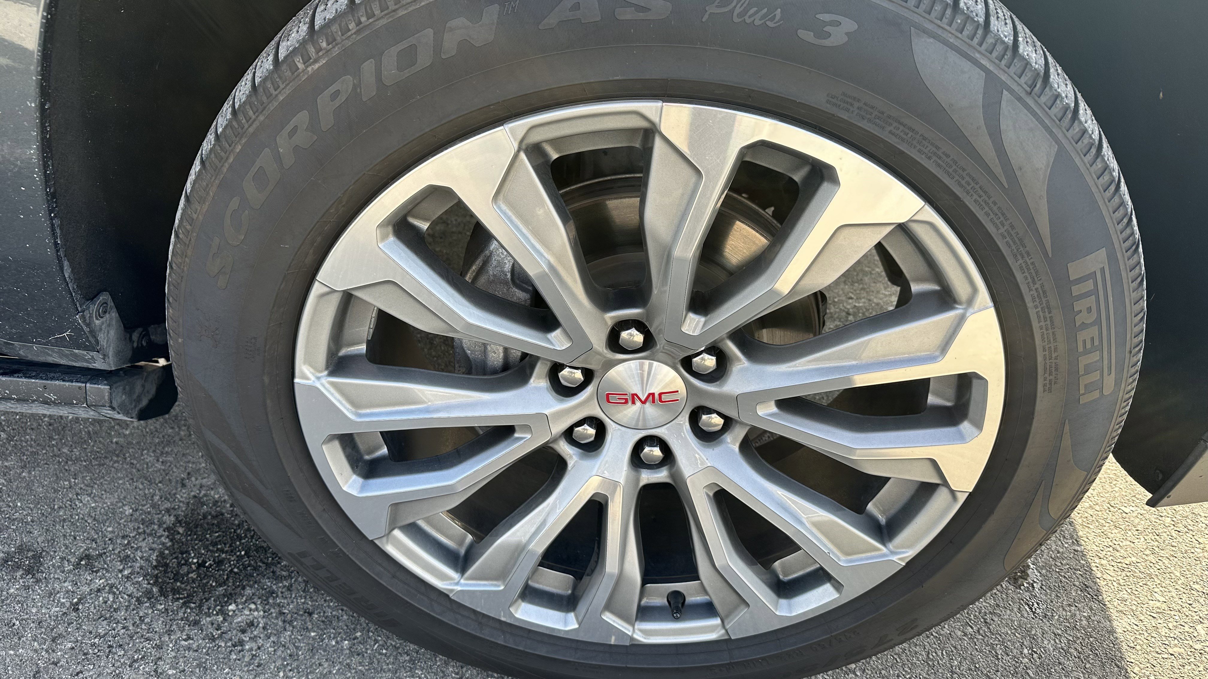 Used 2021 GMC Yukon Denali w/ Denali Premium Package image 16