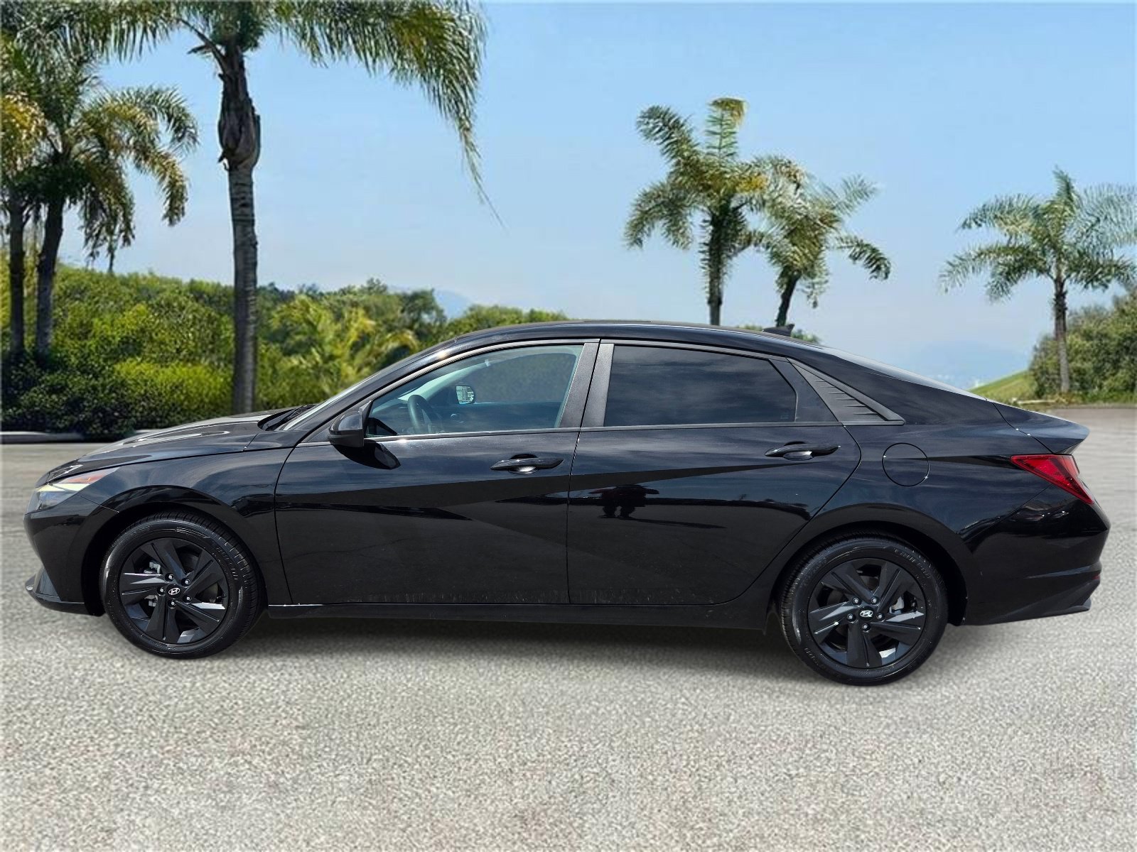 Used 2022 Hyundai Elantra SEL FWD image 2