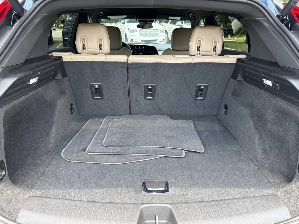 Certified 2024 Cadillac XT4 Luxury w/ Cold Weather Package FWD image 11