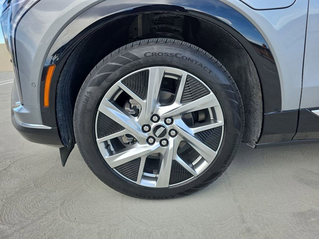 Used 2025 Cadillac Optiq Luxury 2 image 34