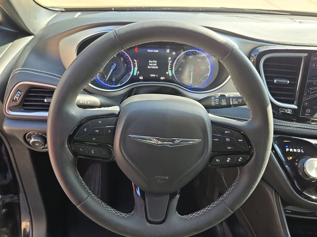 Used 2024 Chrysler Pacifica Limited w/ Uconnect Theater Family Group FWD image 17