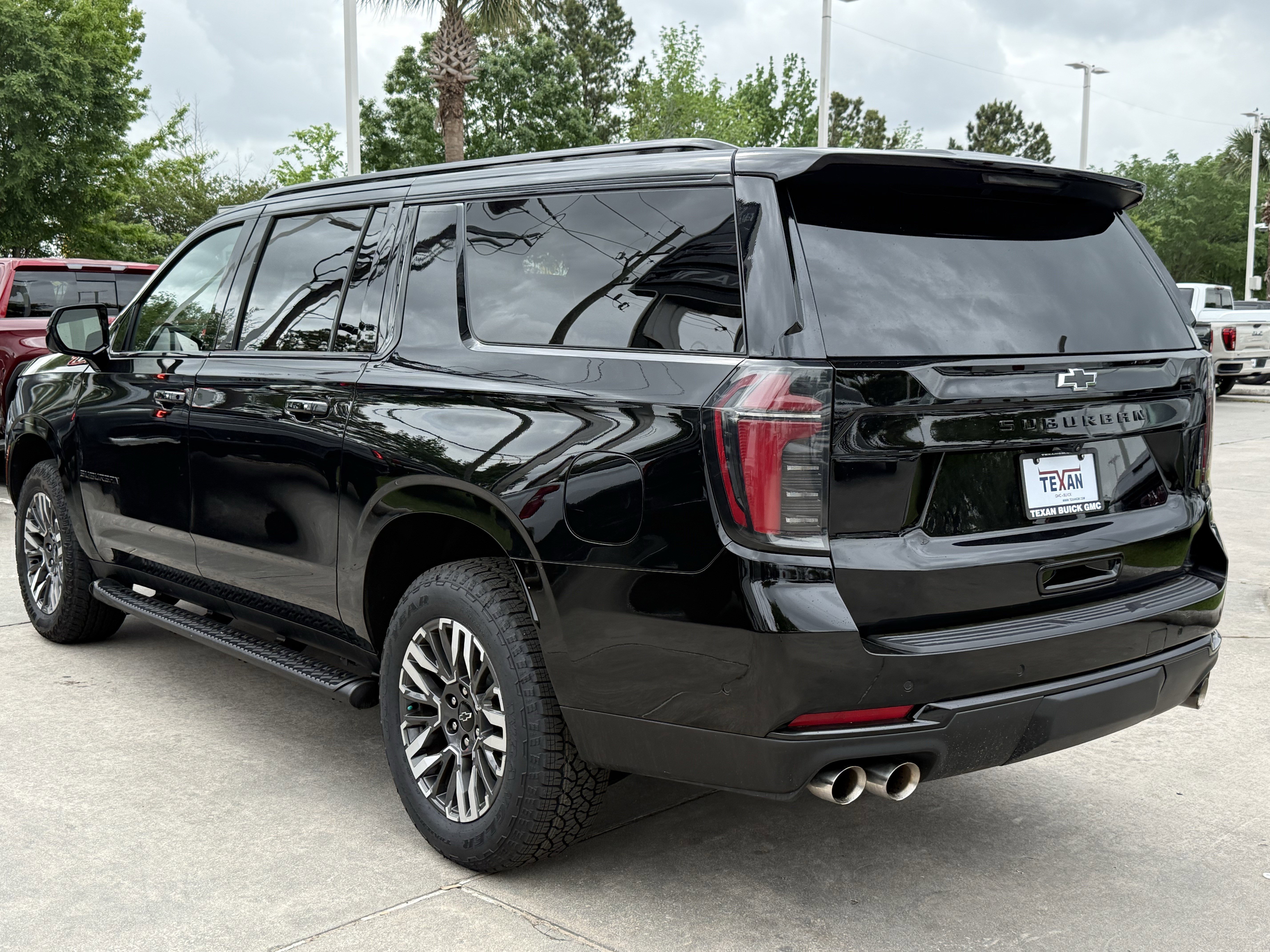 Used 2025 Chevrolet Suburban Z71 image 7