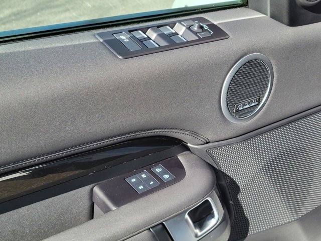 Used 2024 Land Rover Discovery S image 25