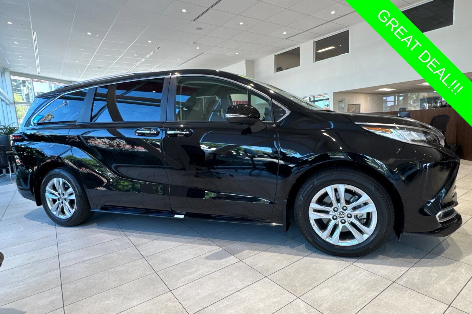 Certified 2023 Toyota Sienna Limited FWD image 3