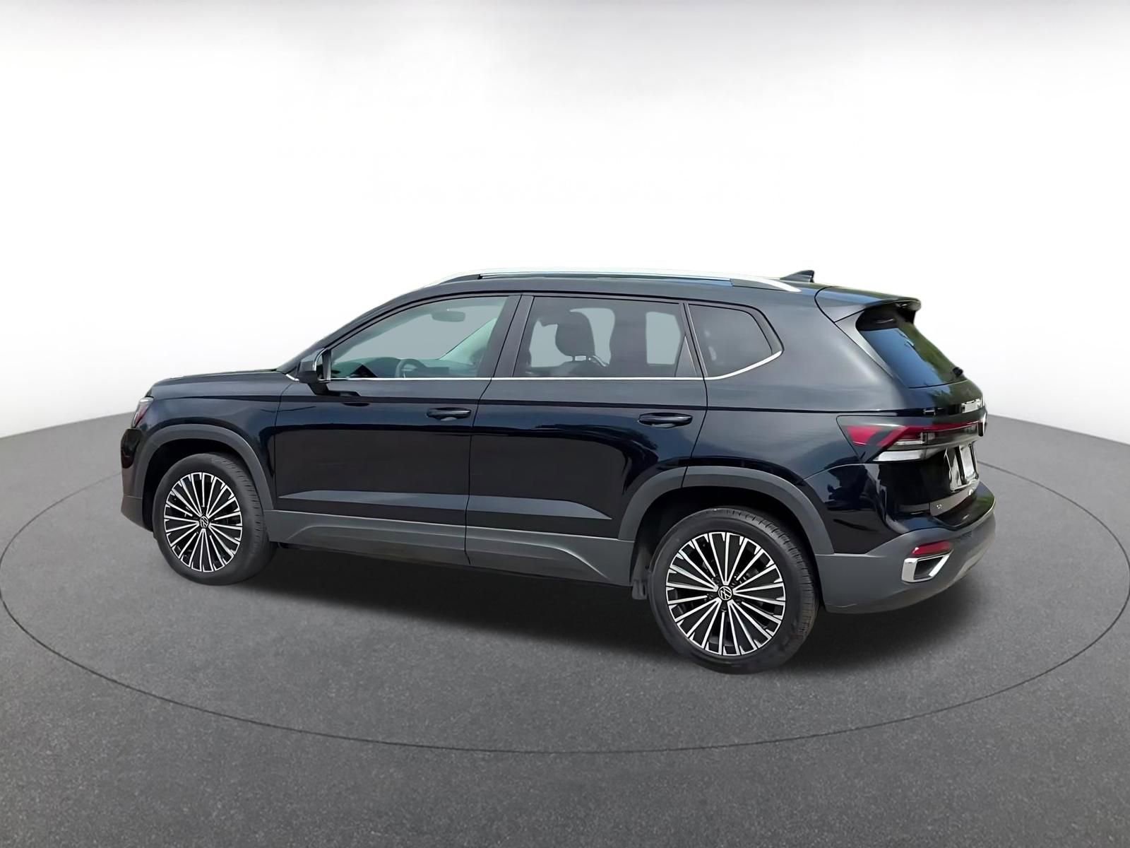 Used 2025 Volkswagen Taos SE FWD image 10