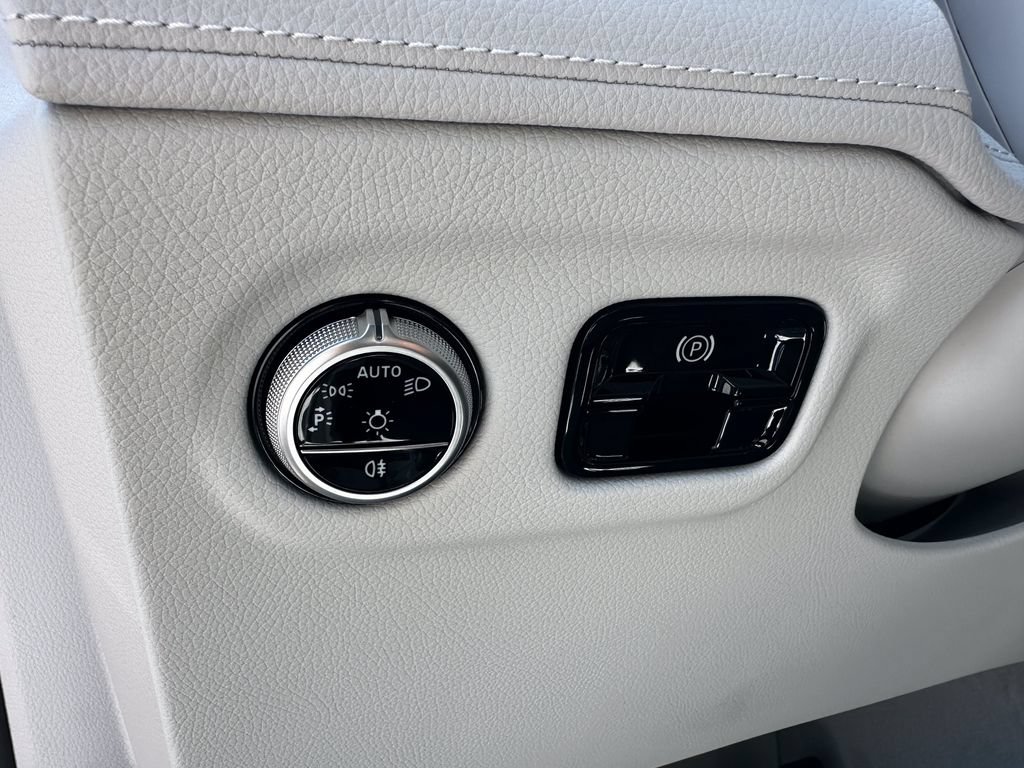 New 2026 Mercedes-Benz EQE 320 4MATIC SUV image 34