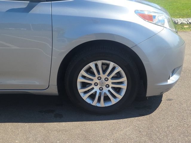 Used 2017 Toyota Sienna XLE w/ XLE Navigation Package FWD image 4