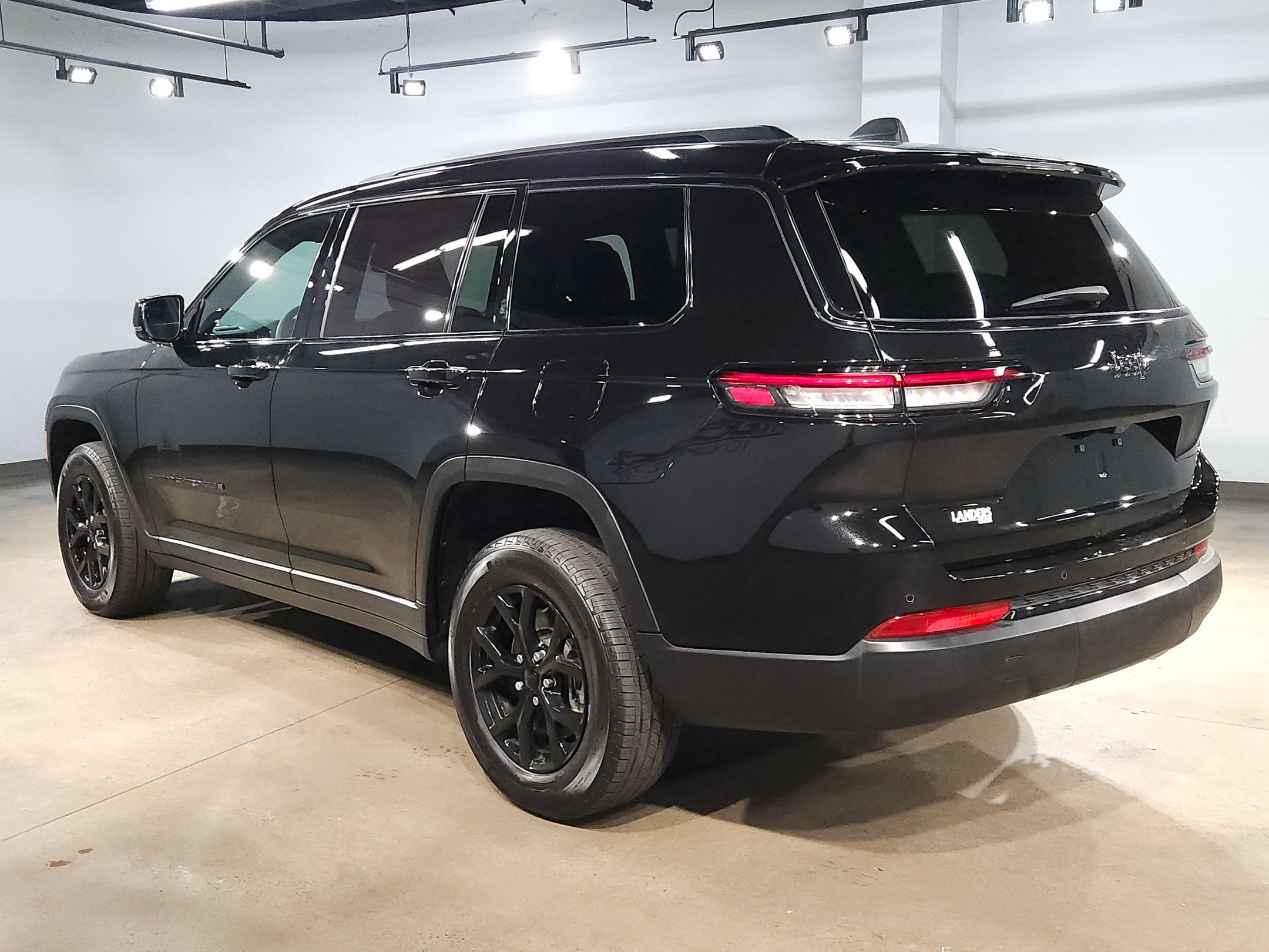 Used 2025 Jeep Grand Cherokee L Laredo RWD image 5