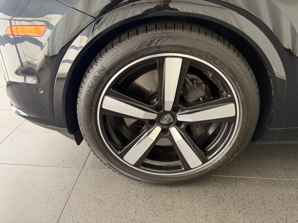 Certified 2025 Porsche Cayenne Turbo AWD/4WD image 10