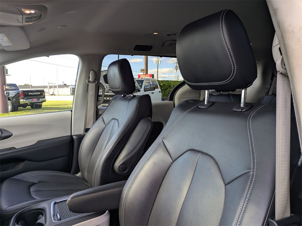 Used 2024 Chrysler Pacifica Touring-L image 15