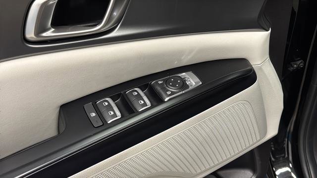 Used 2024 Kia Carnival LX FWD image 21