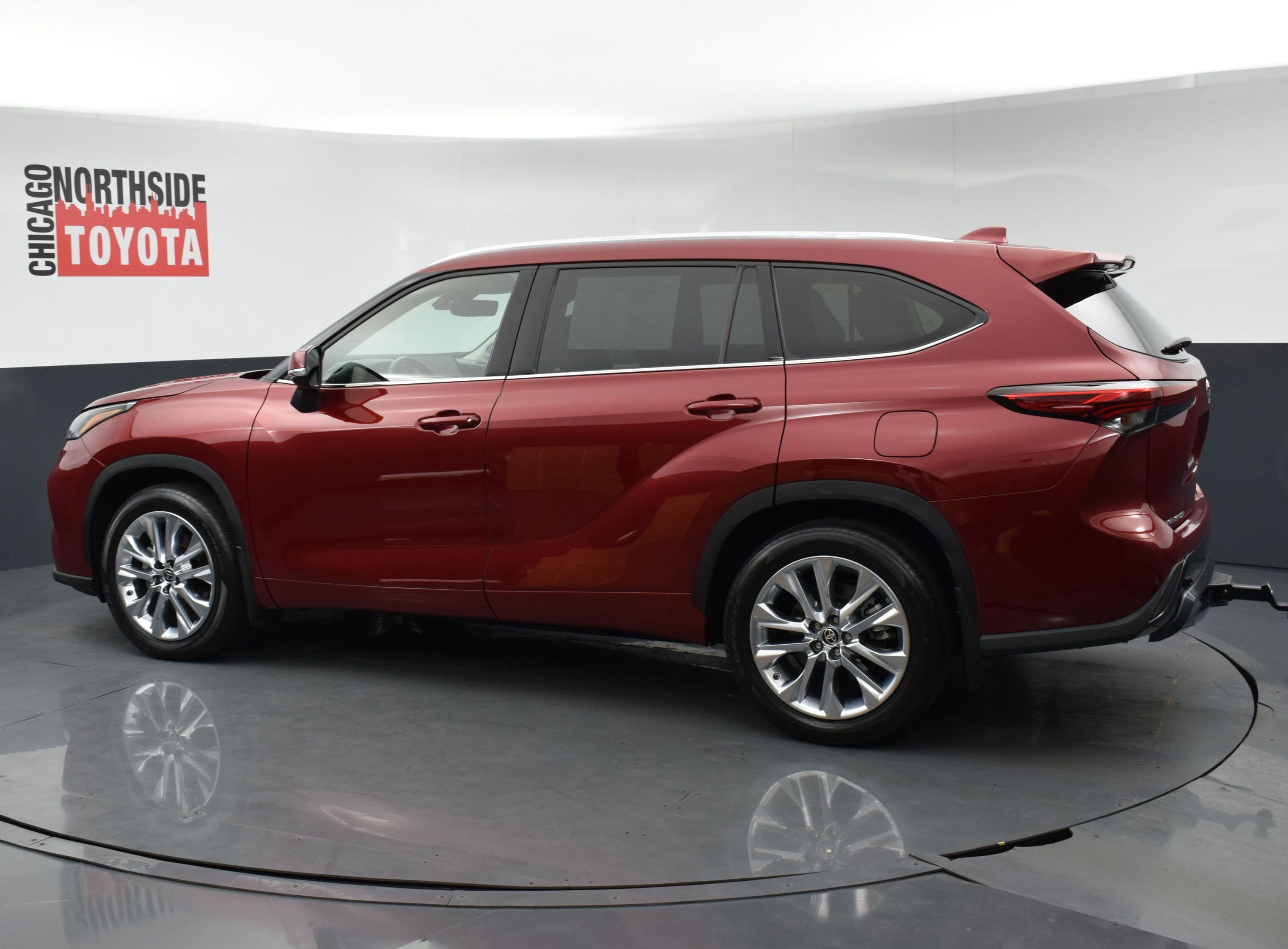 Used 2023 Toyota Highlander Limited AWD/4WD image 2