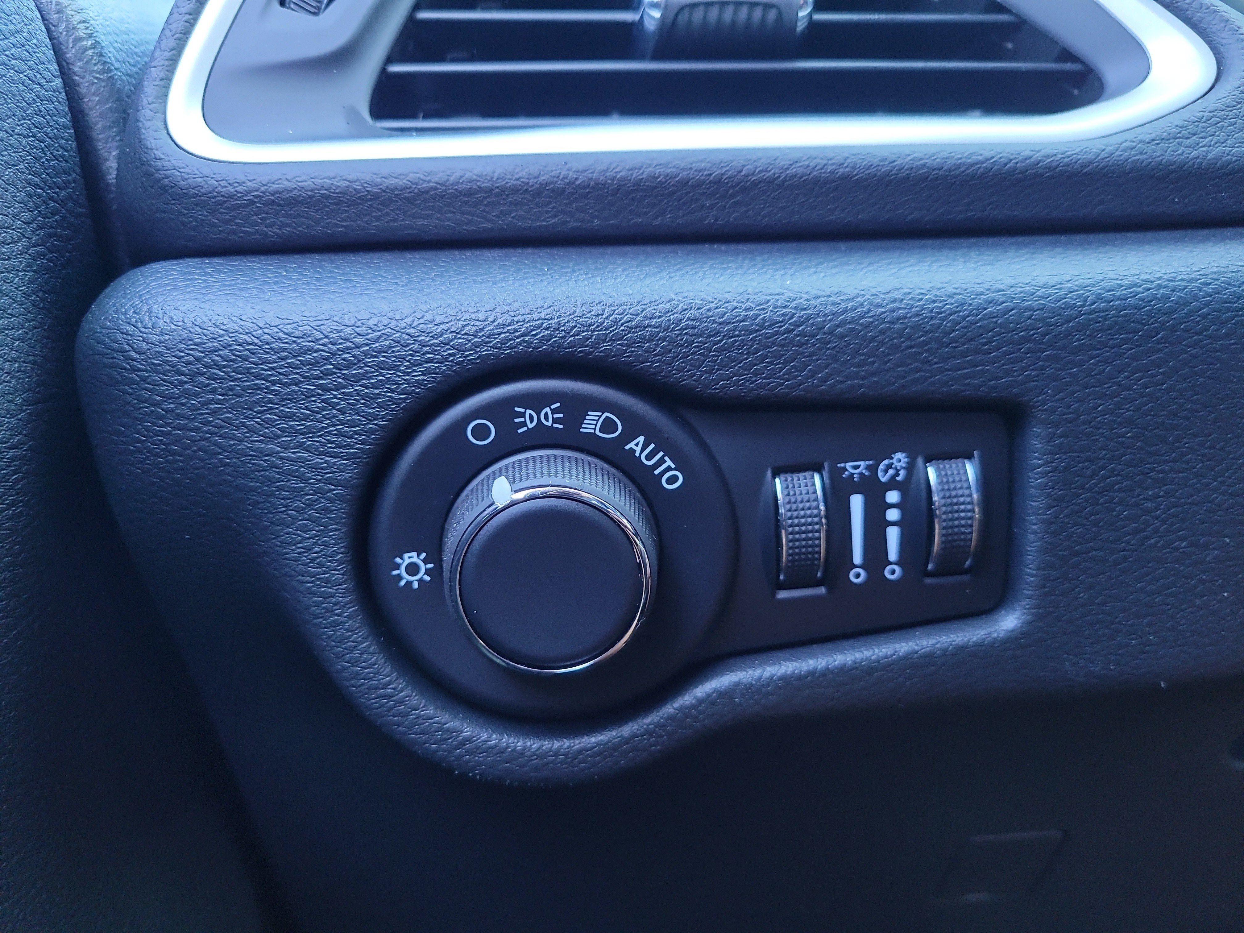 Used 2026 Chrysler Voyager LX FWD image 31