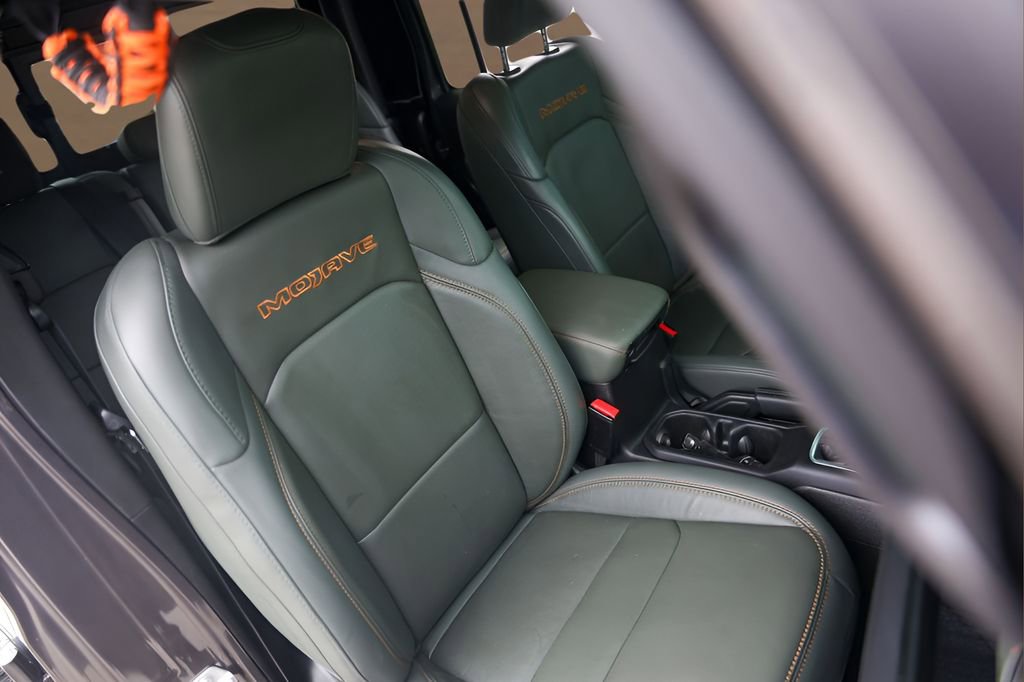 Used 2024 Jeep Gladiator Mojave AWD/4WD image 28