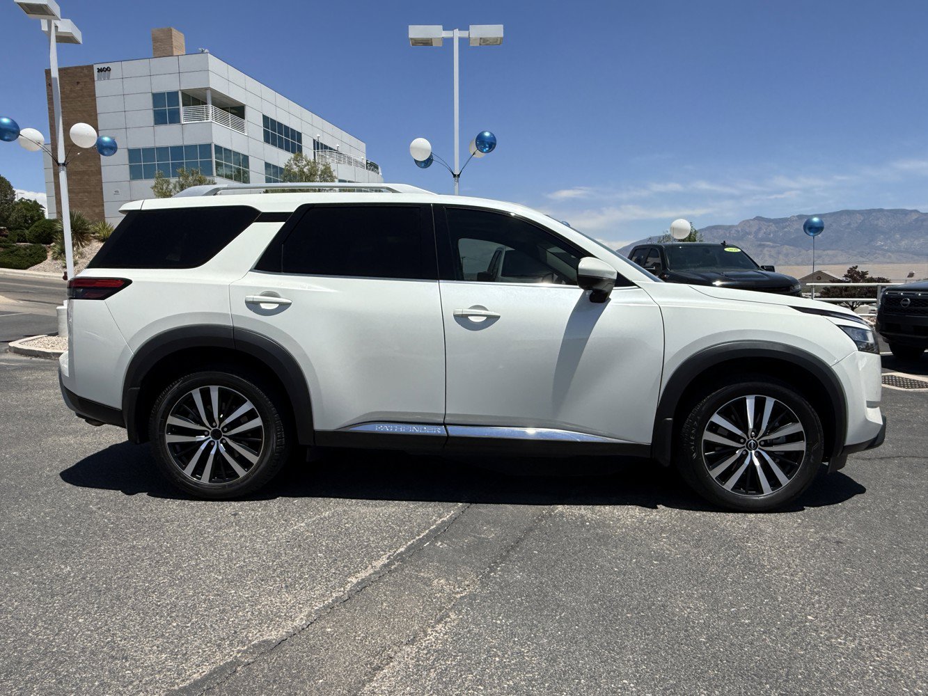 Used 2024 Nissan Pathfinder Platinum AWD/4WD image 4
